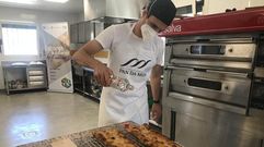 Guillermo Moscoso, en plena acci�n en el Efa Pi�eiral de Arz�a. Tanto esta demostraci�n como el resto de las enmarcadas en el proyecto �Sabores e saberes do Cami�o� ser�n recopiladas en un manual.