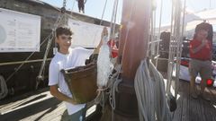 Un joven visitante de la carabela Vera Cruz, mostrando un cubo similar a los que los tripulantes de la embarcacin usaban en la Edad Moderna para hacer sus necesidades