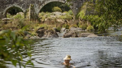 Ponte Maceira. El Tambre se presta al baño a su paso por Negreira