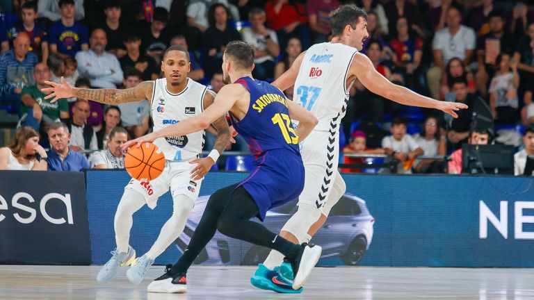 Tomas Satoransky sube un ataque del Bar&ccedil;a presionado por Russell en el partido de la primera vuelta.