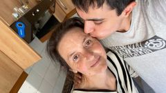 Geli Varela, con su hijo, en una imagen del 2024 que ilustra la campa�a de� crowdfunding�