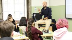 El agente Martn Camba, en una charla en un instituto