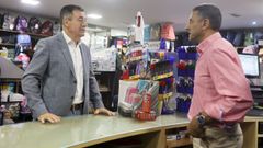 El conselleiro de Educación, Román Rodríguez, charla este miércoles con el librero Antonio Santiago en la librería y papelería Clip de Pontevedra