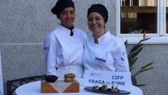Ana Beatriz Carvalho Alves y Carmen Salas Feijoo, ganadoras del certamen de cocina del Memorial Fraga do Eume, con la tapa  Hamburgui�o  y el plato  Elas coma rochas .