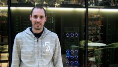 El compostelano delante del supeordenador que permite analizar el genoma humano con gran rapidez