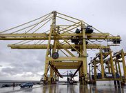 En la fotograf�a, vista de las gr�as de muelle e interiores de la terminal de contenedores.
