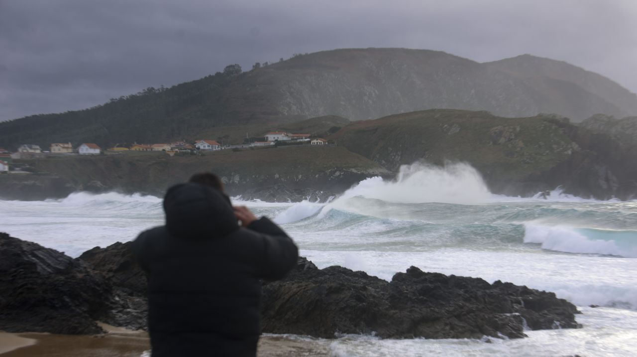 Alerta roja de Aemet en el litoral de Galicia por la llegada de la borrasca Herminia: «¡Peligro extremo! ¡Evita acercarte a la costa!»