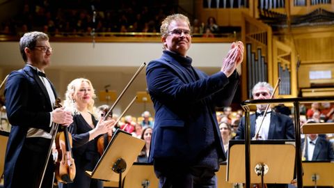 Gran ovaci&oacute;n en el Auditorio Nacional. Acompa&ntilde;ado en el programa por Chausson y Respighi, Soutullo cosech&oacute; un prolongado aplauso en el estreno de su obra &laquo;El mar de hielo&raquo;. Hubo de salir varias veces a saludar al escenario.