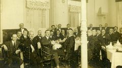 Casares Quiroga (izquierda) en la fiesta de la pe�a La Terraza en el Hotel de Francia.