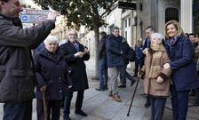 Bez posa a la salida del acto sobre poltica social, donde se dieron cita muchos pensionistas. 