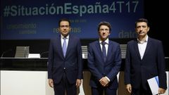 Rafael Dom�nech (derecha), responsable de An�lisis Macroecon�mico de BBVA Research; Jorge Sicilia, economista jefe del Grupo BBVA y director de BBVA Research; y Miguel Cardoso, economista jefe de Espa�a y Portugal