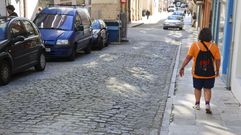 El deterioro del pavimento de adoquines de la calle Rubalcava se aprecia a simple vista.