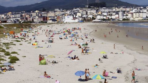 La playa de Altar, en Barreiros, con Foz al fondo, separados apenas por 300 metros del canal de la ra
