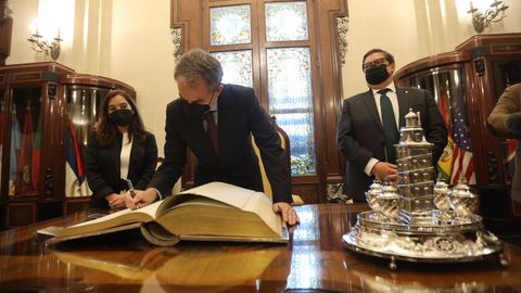 Zapatero, entre Ins Rey y Julio Abalde, firm en el libro de oro