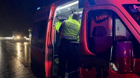 Foto de archivo. Una ambulancia interviene en un accidente de tr�fico