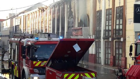 Imagen de los bomberos ante la discotecaque ha sufrido un incendio en Murcia