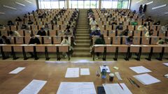 Examen de selectividad en la facultad de empresariales de Lugo