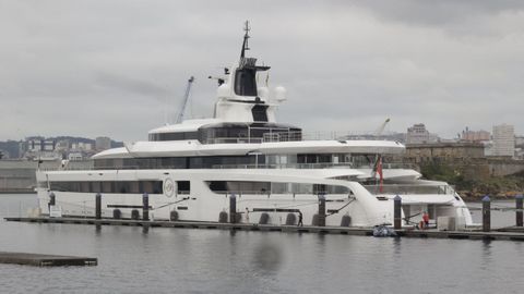 El yate est� atracado en los muelles de Marina Coru�a