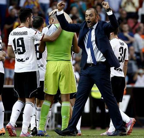 Nuno y sus futbolistas festejan la victoria frente al Atl�tico de Madrid. 