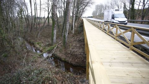 La intervencin incluye una pasarela peatonal de madera sobre un riachuelo