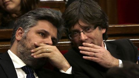 El candidato de JxS a la Presidencia de la Generalitat, Carles Puigdemont, conversa con su compaero de coalicin Albert Batet