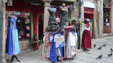 Los trajes medievales situados en el escaparate de Marilyn Coquette, una comercio local pontevedr�s especialista en corseter�a. 