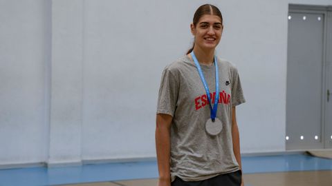 Sarai Teijeira, subcampeona del mundo sub-17 de baloncesto 2026, en el complejo polideportivo de FRIGSA, en Lugo. 