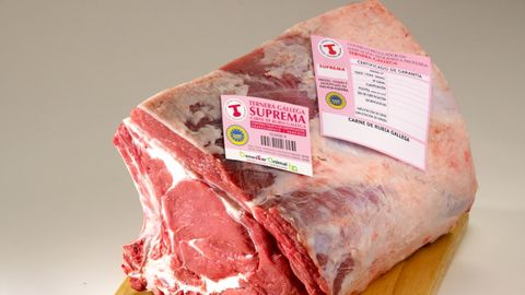 Chuletero con las etiquetas rosa que identifican la Ternera Gallega Suprema