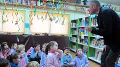 To�o N��ez act�a en la Biblioteca Municipal