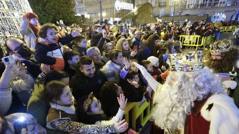 La Praza Maior estaba a rebosar para recibir a los Reyes Magos.