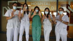 En la entrada del hospital Montecelo hacen el gesto de la �H� del proyecto HUCI (Humanizaci�n de los cuidados intensivos) las enfermeras Mari Rey, Rita Vali�o y Ana Escudero (supervisora de uci) y las m�dicas Eva Sanmart�n e Isabel Gallego