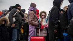 Varias personas esperan para huir de Mari�pol, por la frontera con Ruman�a, en una foto de archivo antes de que la evacuaci�n fuera suspendida por el fracaso del alto al fuego.