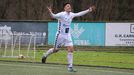 Miguel Claver�a celebra un gol