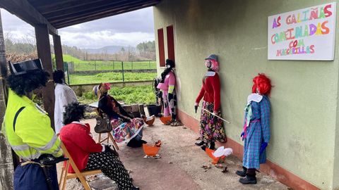 Un grupo de comadres en A Pobra do Broll�n alude al confinamiento de las aves de corral a causa de la gripe aviar