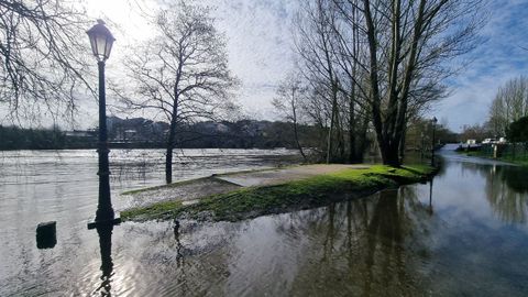 Imagen del Mi�o en Lugo desbordado en la zona del paseo fluvial