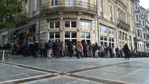 Cola ante la taquilla del Jovellanos para las entradas del Concurso de Charangas del Antroxu 2018