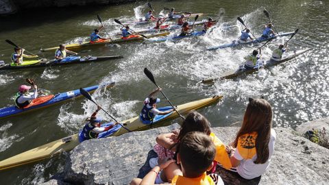 Fiesta de la piragua en el Sil.M�s de trescientos participantes y numerosos p�blico disfrutaron del descenso internacional
