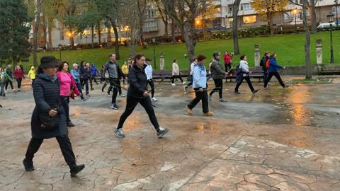 Participantes en el taller de marcha nórdica