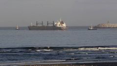 El �Hammonia Korsika� partiendo del puerto exterior de A Coru�a.