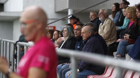 El concejal monfortino Jos Luis Rodrguez y el alcalde de Pantn, Jos Luis lvarez, siguieron el partido desde las gradas
