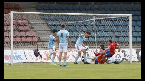 Varo aprovech un lo en la portera viguesa para rematar a gol el baln que l mismo haba llevado hasta el rea rival.