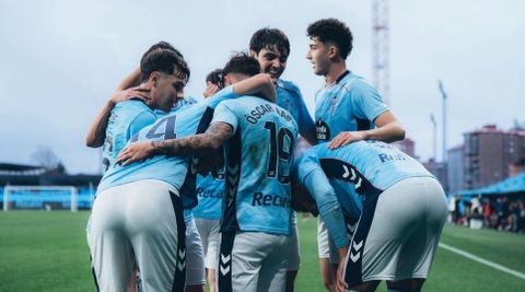 Los jugadores del Celta Fortuna, celebrando un gol en Bala�dos.