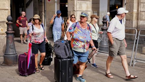 Las calles de A Coru�a se llenaron desde primera hora de este mi�rcoles de turistas que han venido a la ciudad para ver el eclipse