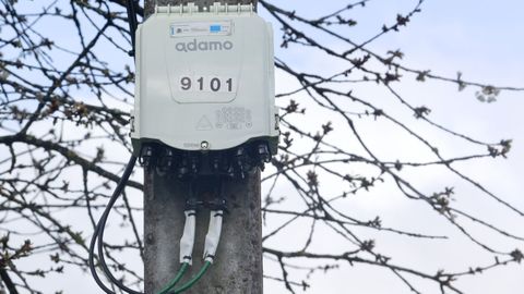 Caja de conexi�n de fibra �ptica en una aldea de la provincia de Lugo.