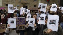 Decenas de alumnas piden �contundencia� ante el Rectorado de la USC