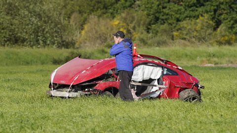 El coche se sali� de la carretera en Sandi�s y acab� en una finca