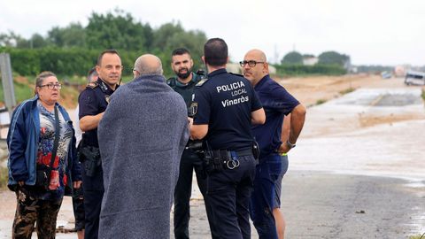 La polica rescat a varias personas atrapadas en una carretera de Vinars