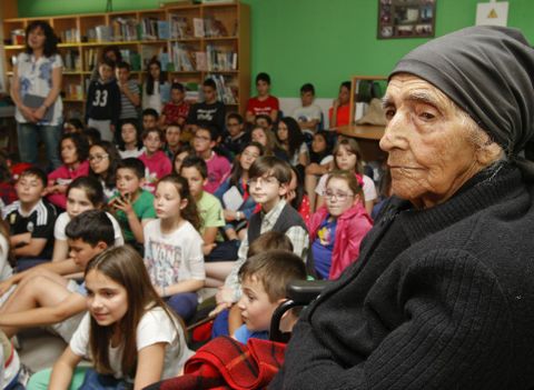 Asuncin Antelo con los alumnos del colegio Xos Pichel. 