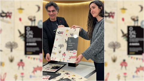 El concejal de Cultura, Demetrio Gmez, y la ilsutradora Andrea Fernndez, muestran el cartel del Saln do Libro de Pontevcedra