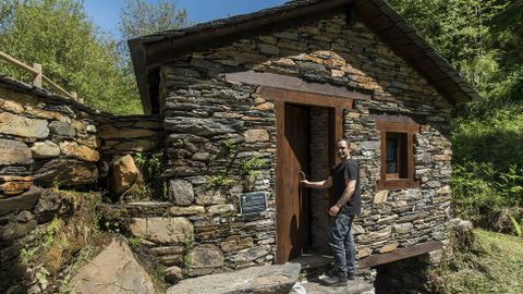 Roi Est�vez, enxe�eiro de montes e presidente da asociaci�n veci�al de Vieiros, diante do mu��o rec�n restaurado